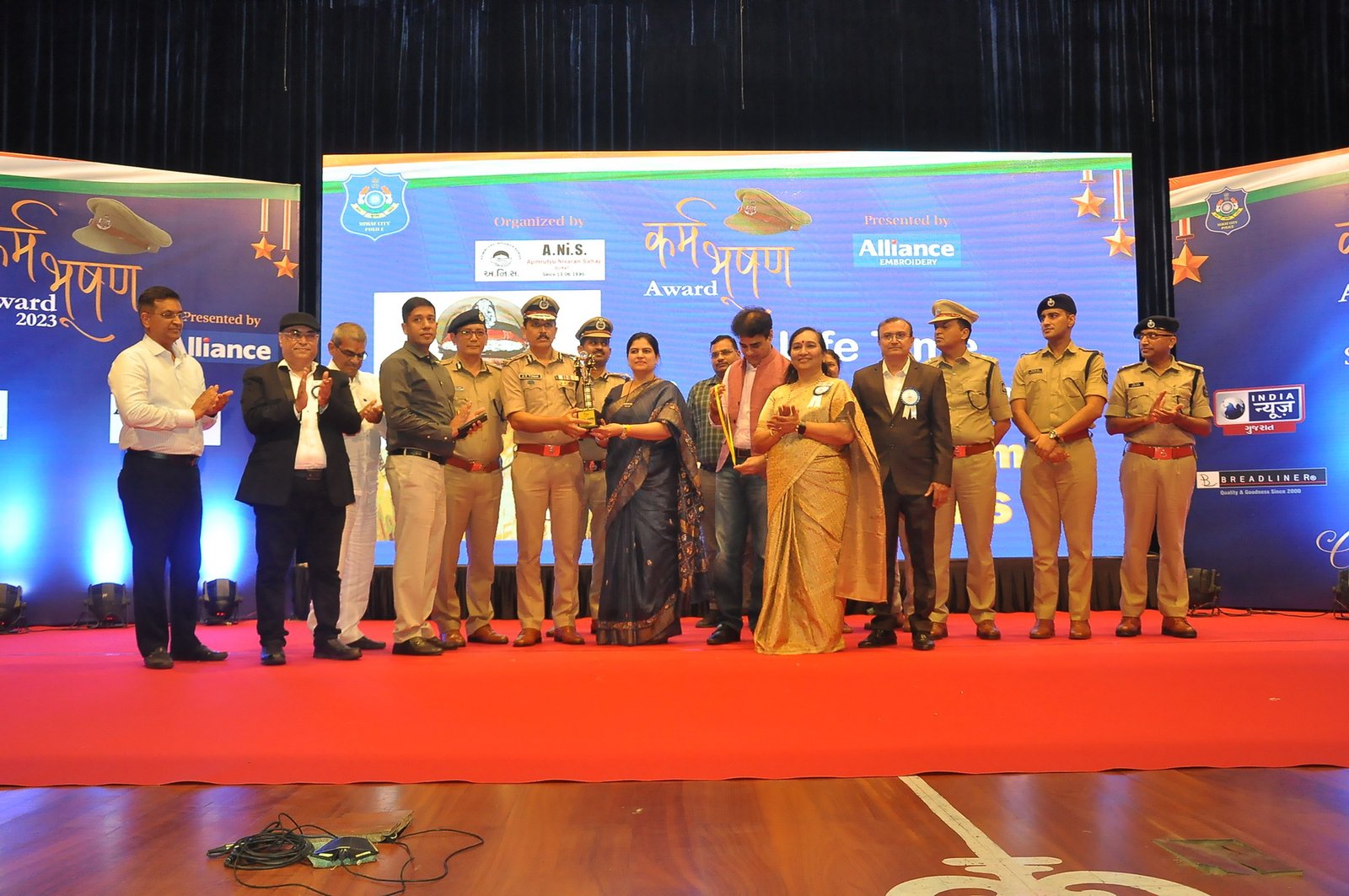 एलायंस एम्ब्रायडरी द्वारा प्रस्तुत अनीस संस्था द्वारा किया गया पुरस्कार समारोह का आयोजन