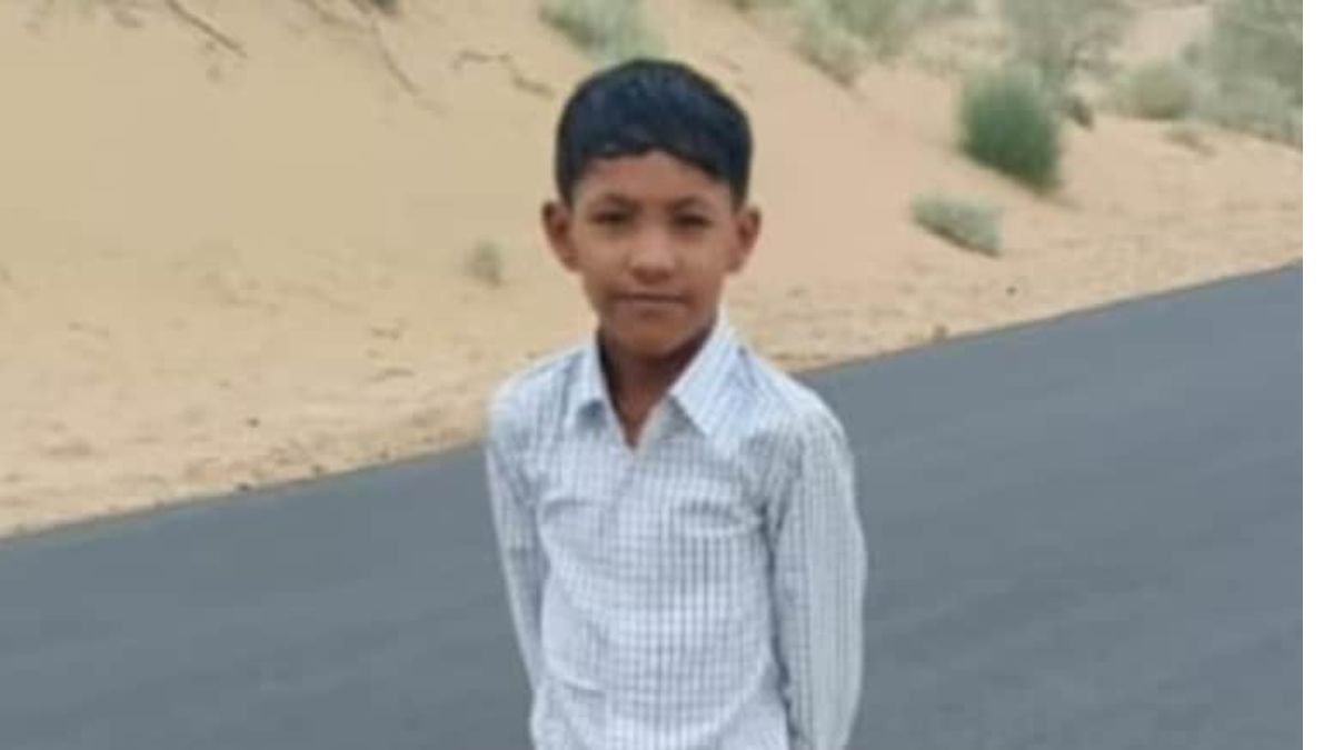 बीकानेर में 10 साल के बच्चे की खेल खेल में मौत हो गयी। बच्चा स्कूल से घर लौटकर अपने भाई के साथ खेल रहा था अचानक उसकी टाई एक हुक में फँस गयी। निकालने के लिए बच्चा घूमता गया लेकिन टाई गले में और भी फँसती रही।